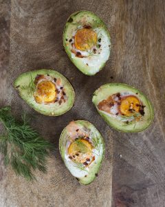 Gevulde avocado's met gerookte zalm en ei