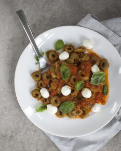 Tortellini gevuld met ricotta & spinazie, in tomatensaus met babymozzarella & basilicum