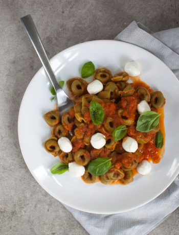 Vicky van Dijk | Tortellini in Tomatensaus met babymozzarella en basilicum