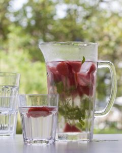 Fruitwater van aardbeien, watermeloen en munt
