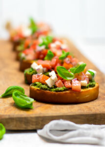 Bruschetta caprese met pesto