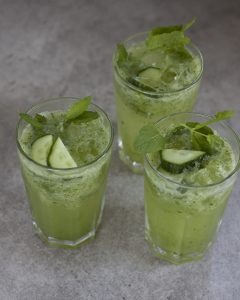 Gin cocktail met komkommer, munt en citroen