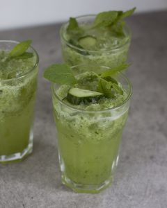 Gin cocktail met komkommer, munt en citroen