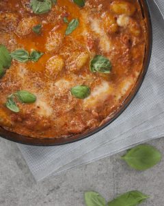 Gnocchi in tomatensaus met mozzarella en parmezaanse kaas