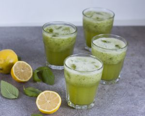Basilicum limonade met komkommer en citroen