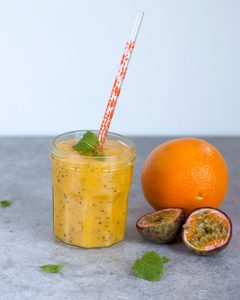 Vicky van Dijk | Zomerse smoothie met mango, passievrucht en munt