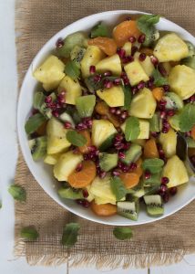 Fruitsalade met munt en honing-limoen dressing
