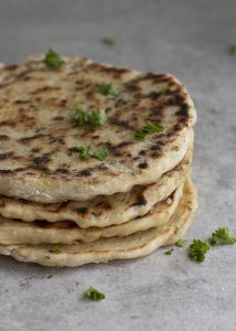 Zelfgemaakte naan met kruidenboter