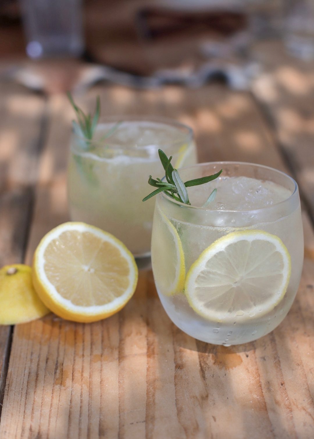 Gin-cocktail met Ginger Ale, citroen en rozemarijn