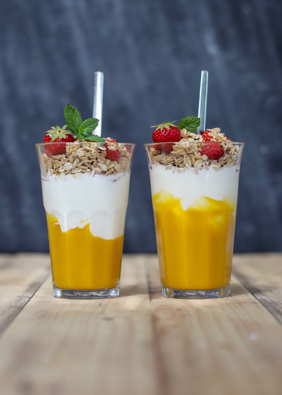 Summer breakfast: yoghurt met mango-puree