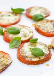 Tomaten uit de oven met mozzarella & pesto