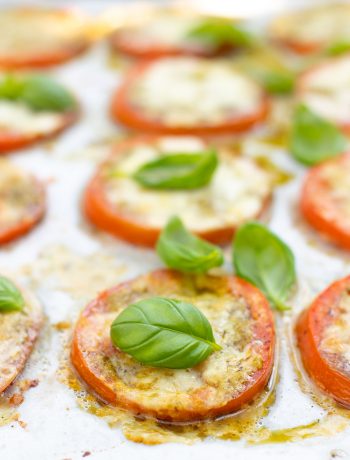 Tomaten uit de oven met mozzarella & pesto