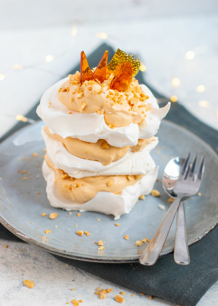 Karamel-meringue taartjes met geroosterde amandelen