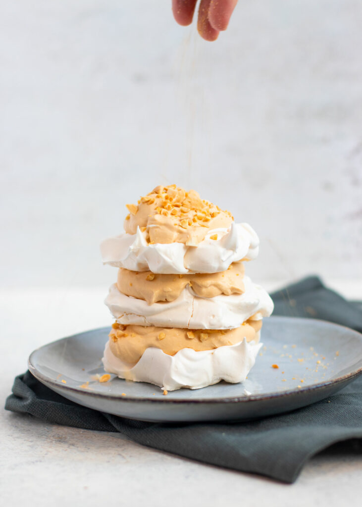 Karamel-meringue taartjes met geroosterde amandelen