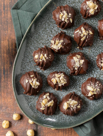 Pure chocolade bonbons met hazelnoten