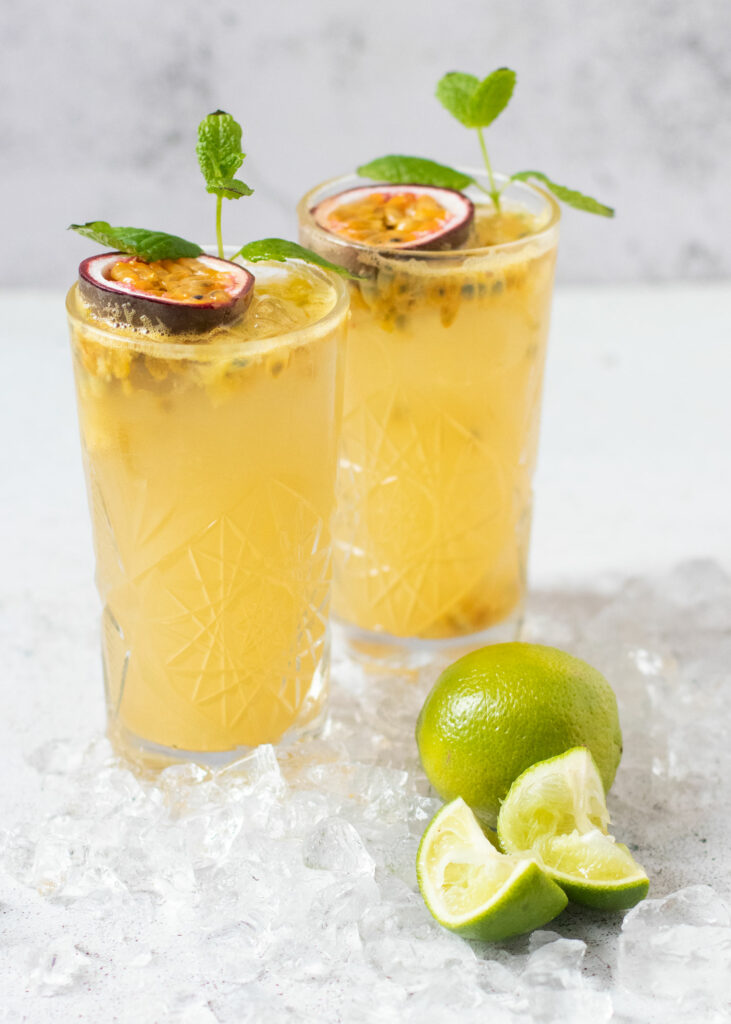 Mocktail van gemberbier, passievrucht & limoen