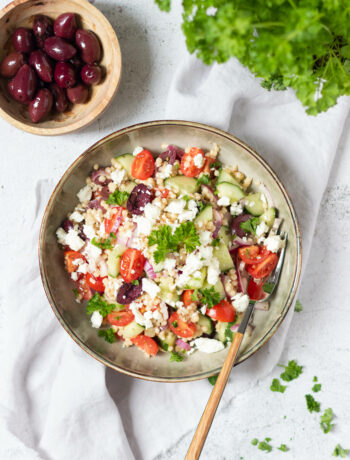 Griekse salade met parelcouscous